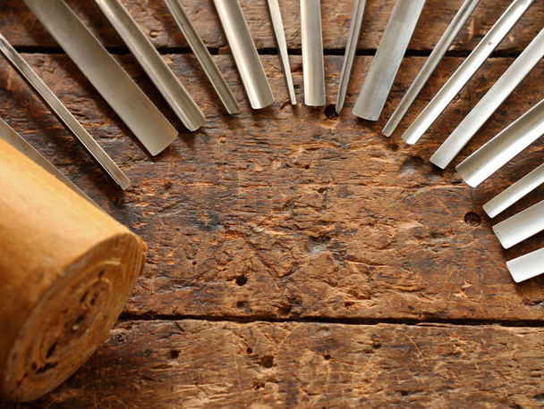 Tesař dřevo rycí nástroje staré omšelé dřevěné Workbench - Fotografie, Obrázek