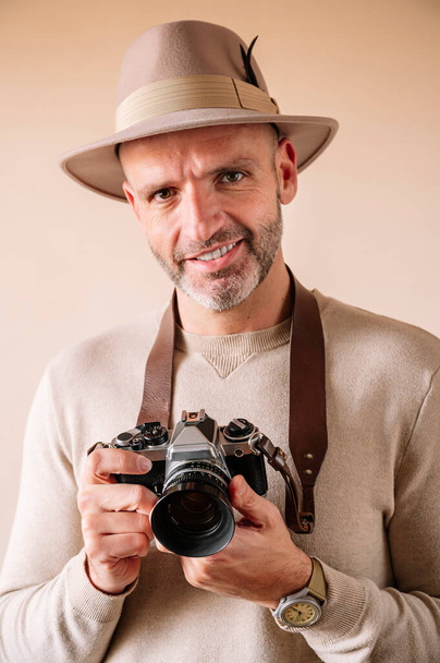 45 éves férfi analóg kamerával - Fotó, kép