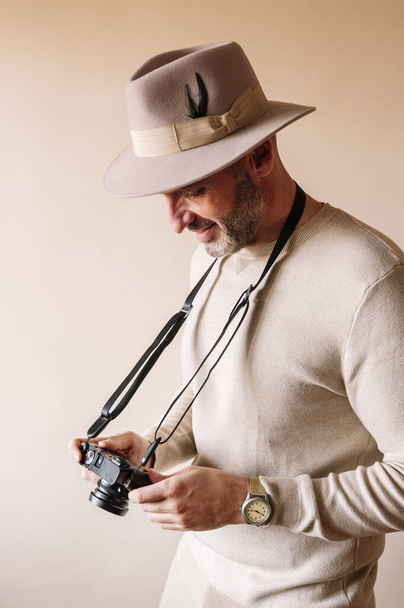 45 éves férfi modern digitális fényképezőgéppel - Fotó, kép
