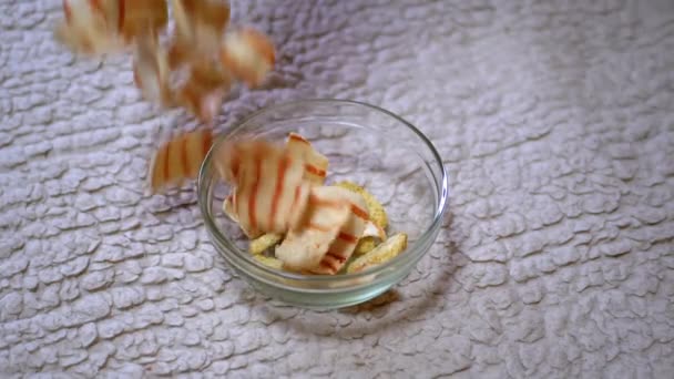 Lekker Fried Crispy Potato Chips Vallen in een glazen schaal en tafel - Video