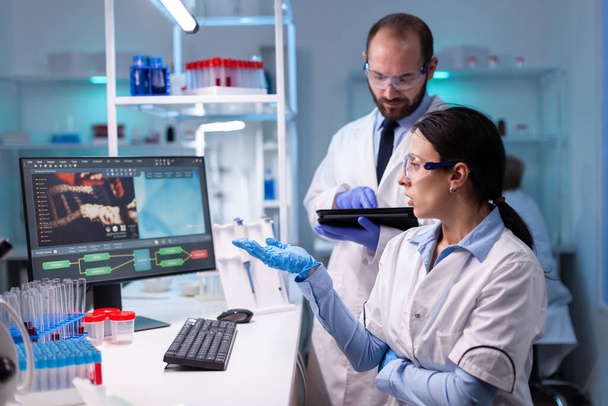 Científicos de biotecnología trabajan en equipo en investigación informática en laboratorio de desarrollo. - Foto, imagen