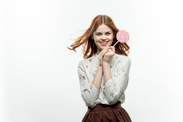 kaunis nainen pyöreä tikkari lähellä kasvot hauskoja makeisia - Valokuva, kuva