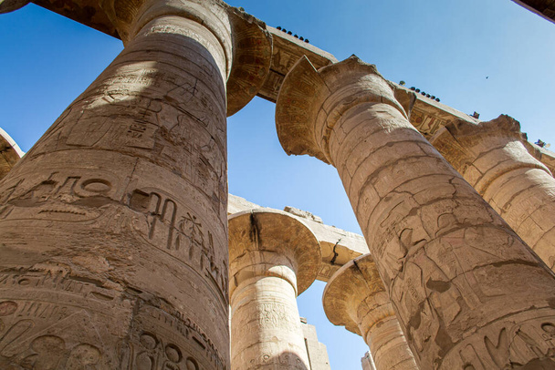KARNAK TEMPLE - Masywne kolumny wewnątrz pięknych egipskich zabytków z hieroglifami i starożytnych symboli. Słynny zabytek świata w pobliżu Nilu i Luksoru, Egipt - Zdjęcie, obraz