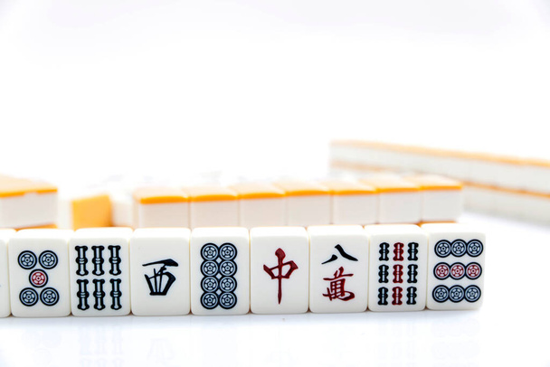 Mahjong juego en la mesa blanca, de cerca. - Foto, Imagen
