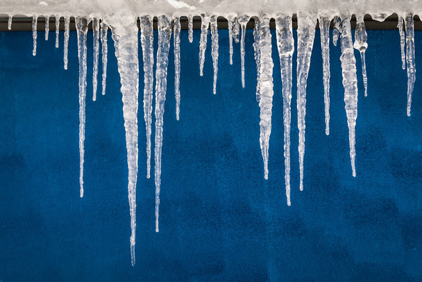 Eiszapfen auf blauem Hintergrund. Winterthema - Foto, Bild
