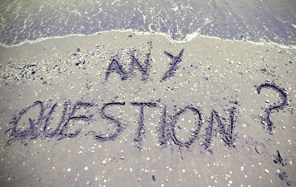 große Text jede Frage in den Sand des Strandes am Meer geschrieben - Foto, Bild