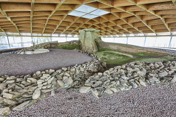 Antigua estructura megalítica de dolmen en Dombate, A Coruna. Galicia - Foto, Imagen