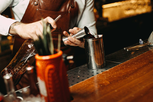 обрезанный снимок бармена, готовящего коктейль
 - Фото, изображение