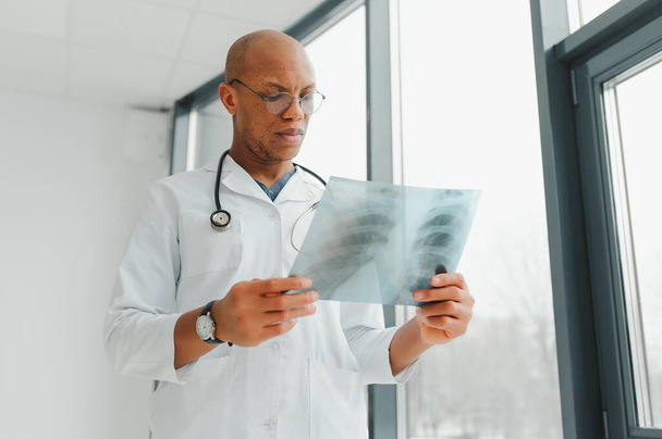 African doctor looking at a radiography - Φωτογραφία, εικόνα