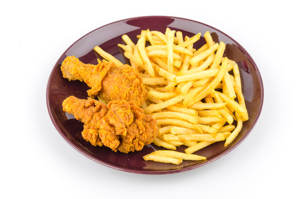 Papas fritas y pollo frito aislado fondo blanco
 - Foto, imagen