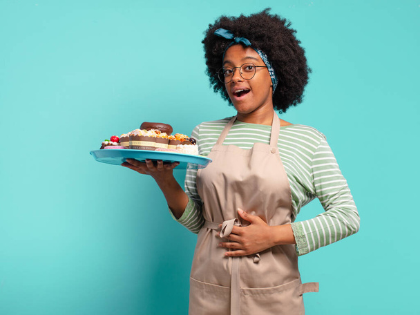 young pretty afro woman baker with cakes - Valokuva, kuva