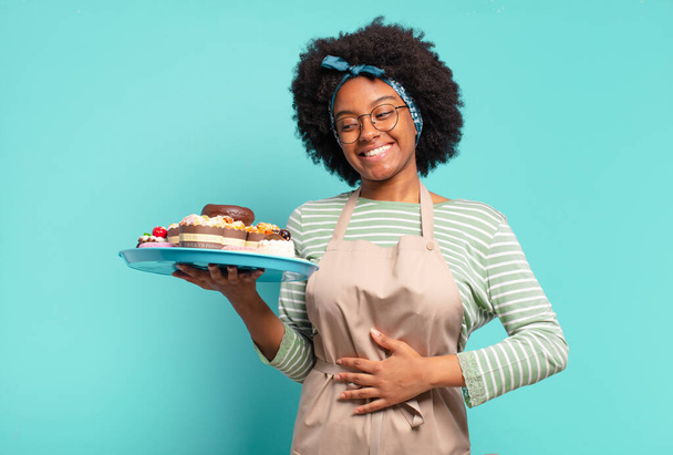 молода красива афро-жінка пекарня з тортами
 - Фото, зображення