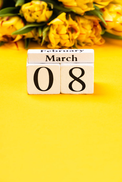 Tulpenstrauß auf leuchtendem gelben Hintergrund - Foto, Bild