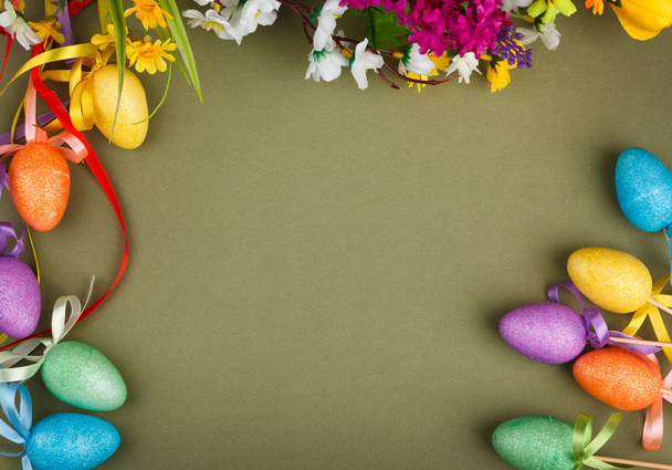 Composition de Pâques avec fleurs et œufs
 - Photo, image