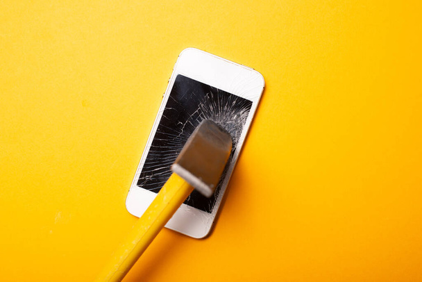 Κοντινό πλάνο φωτογραφία του hummer σύνθλιψη scree smartphone, κατεστραμμένη συσκευή - Φωτογραφία, εικόνα
