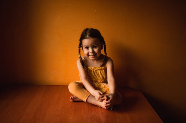 Bambina su sfondo arancione - Foto, immagini