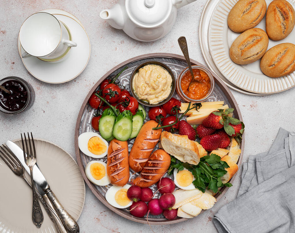 Śniadanie lub brunch taca z różnych potraw dla całej rodziny, widok z góry. Obraz z bliska - Zdjęcie, obraz