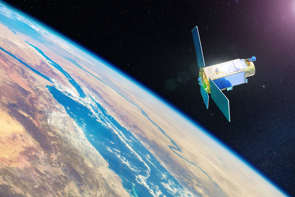 Kommunikationssatelliten und Forschungsgeräte in der Erdumlaufbahn fliegen durch die Wüsten Afrikas und Zentralasiens. Elemente dieses von der NASA bereitgestellten Bildes. - Foto, Bild