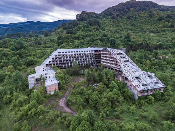 Повітряний безпілотний вид великого готелю в лісах - Фото, зображення