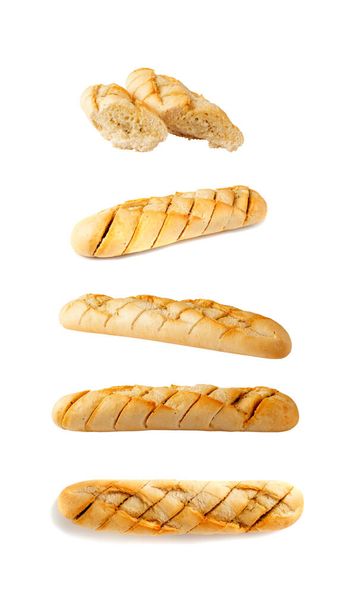 Set de baguettes con mantequilla de ajo y hierbas aromáticas aisladas sobre fondo blanco. El pan partido con aceite fragante y la colección de especias - Foto, Imagen