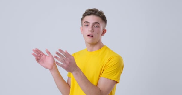 verveeld jongeman klappen handen - Video