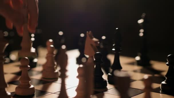 Шахматная королева бьет епископа - Кадры, видео