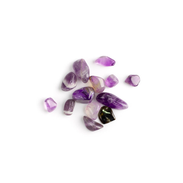 Grupo ametista isolado. Pedras de quartzo roxo e cristal, pedras violetas polidas, pedras preciosas cabochão vista superior - Foto, Imagem