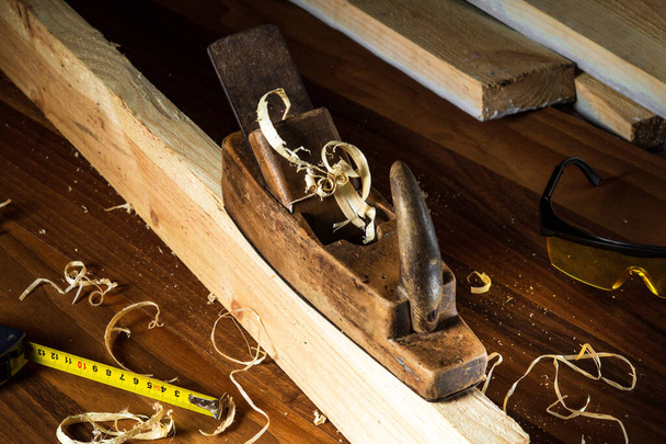 Bir marangozun atölyesinde çalışma ortamı. Ahşap çalışma araçları - Fotoğraf, Görsel