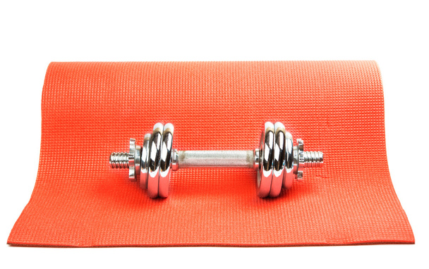 mat voor fitness met halters geïsoleerd  - Foto, afbeelding