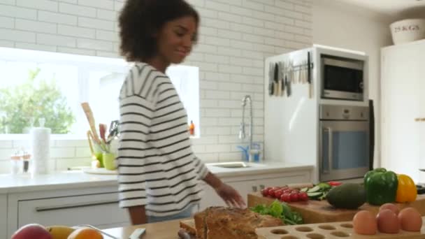 Αφρο-αμερικανική κοπέλα κοπής λαχανικών στην κουζίνα, ενώ προετοιμασία δείπνο για το σύζυγο. - Πλάνα, βίντεο