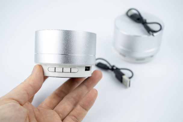 Neue drahtlose graue No-Name-Mini-Lautsprecher auf weißem Hintergrund - Foto, Bild