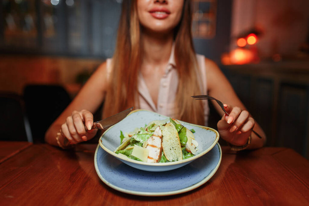 Portret van aantrekkelijke Kaukasische vrouw eten Salade - Foto, afbeelding