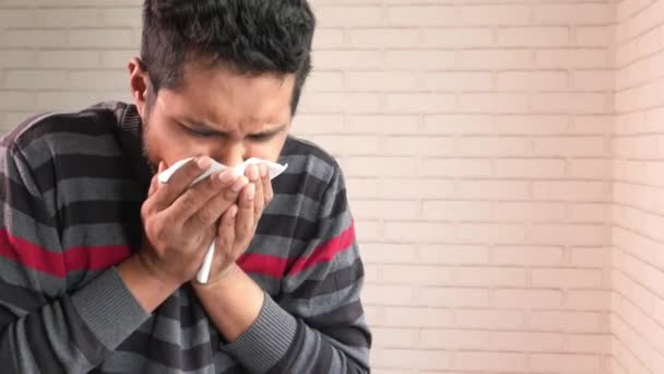  jonge aziatische man hoesten en niest close-up  - Video