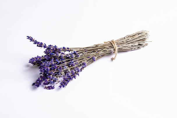 Trockenes Lavendelbouquet isoliert auf weißem Hintergrund. Aromatische Blumen, traditionelle Zutat für Lebensmittel und Kosmetik - Foto, Bild
