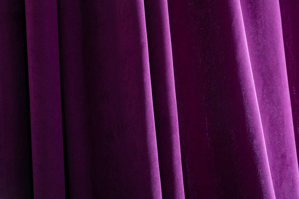 Tenda viola sullo sfondo del teatro - Foto, immagini