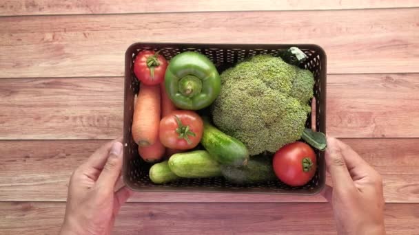  mano sosteniendo un tazón de verduras frescas de arriba hacia abajo  - Imágenes, Vídeo