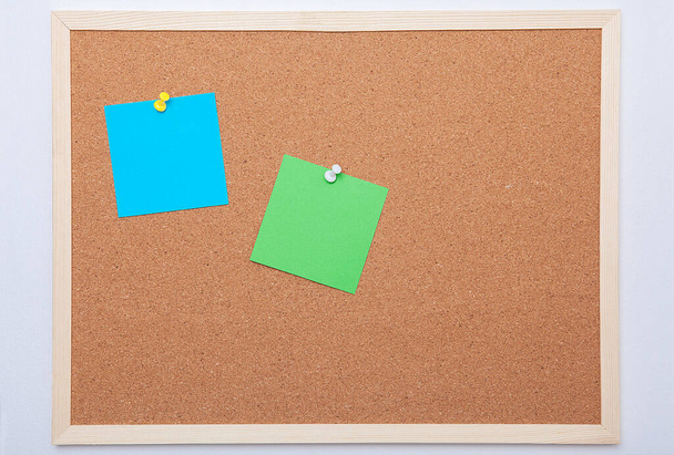  Papeles coloridos en cartón de corcho (tablón de anuncios). Post-it. - Foto, imagen