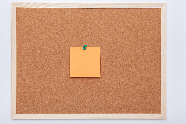  Papeles coloridos en cartón de corcho (tablón de anuncios). Post-it. - Foto, Imagen
