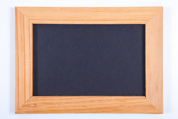 Tablero de corcho vacío enmarcado de madera sobre fondo blanco. - Foto, Imagen