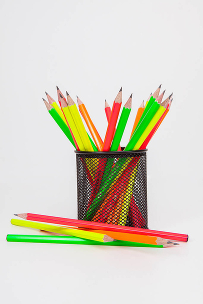 Crayons de couleur isolés sur fond blanc. - Photo, image