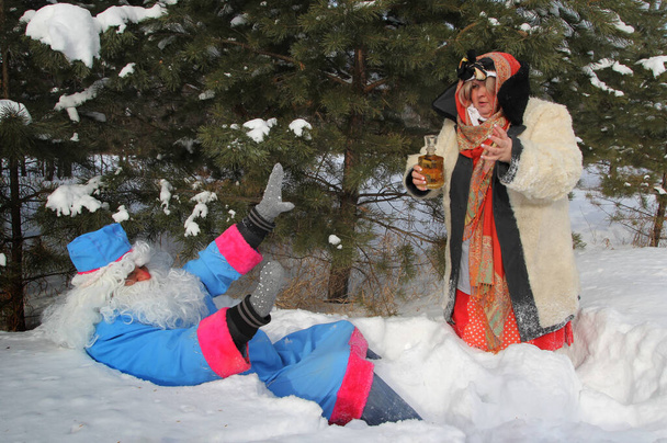 Noel Baba ve kadın kış ormanında. Peri masalı için kostüm Morozko. - Fotoğraf, Görsel