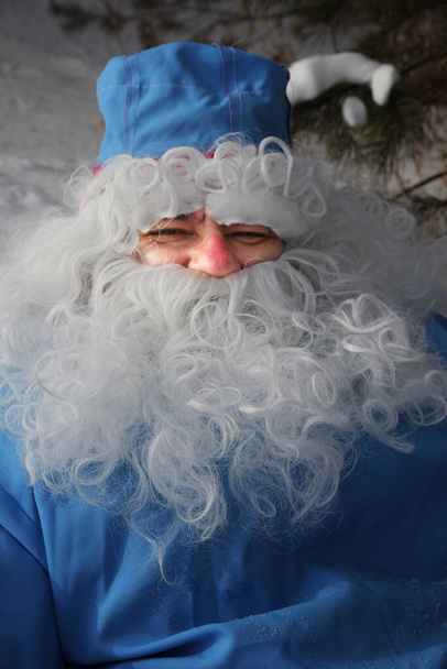 Санта Клаус в синей шубе с белой бородой. Косплей по сказке Морозко. - Фото, изображение