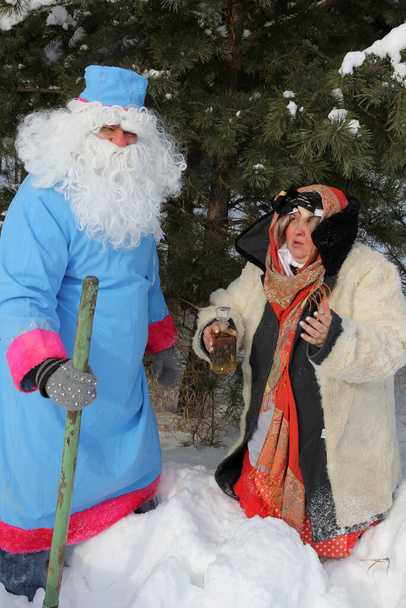 Noel Baba ve kadın kış ormanında. Peri masalı için kostüm Morozko. - Fotoğraf, Görsel