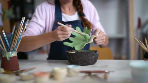 Figura de barro de pintura de alfarero mujer en el taller - Trabajo artesanal y concepto de artesanía creativa - Metraje, vídeo