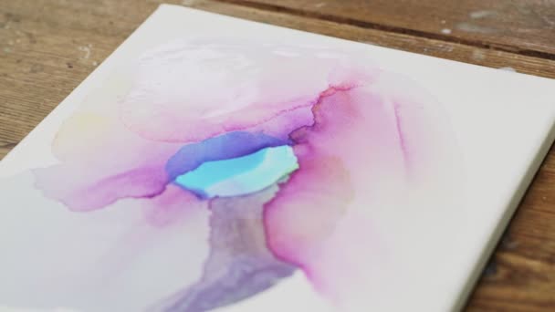 Arte fluido. Pintura colorida abstracta. Primer plano del artista utiliza cepillo con agua para hace Fluid Art imagen - Imágenes, Vídeo