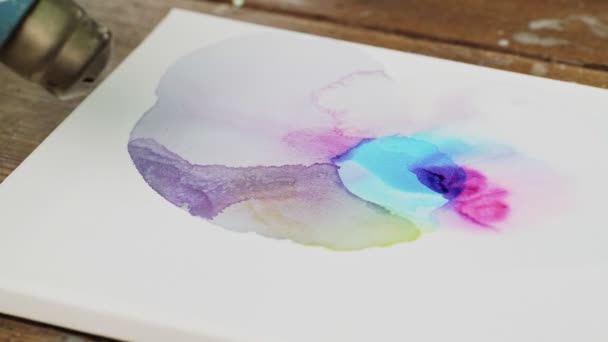 Fluido Art. Pittura astratta colorata. Primo piano artista utilizza asciugatrice per asciugare la sua pittura astratta - Filmati, video