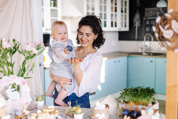 happy young mother with her daughter in the kitchen - Foto, Bild