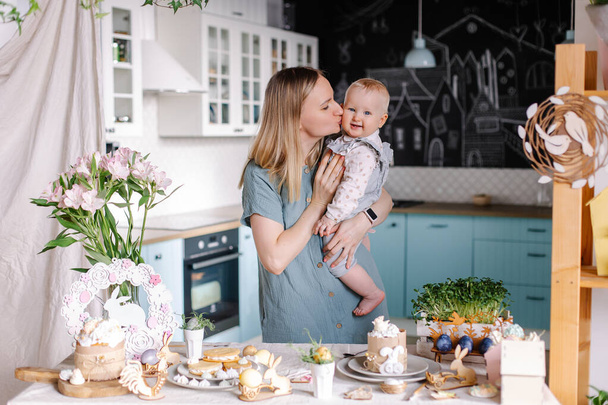 happy mother and daughter with little baby boy in the kitchen. - Fotoğraf, Görsel