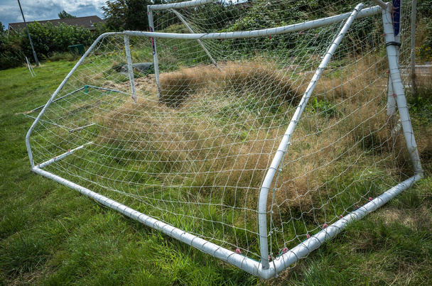 Verlassene Fußballtorpfosten auf einem Feld. - Foto, Bild