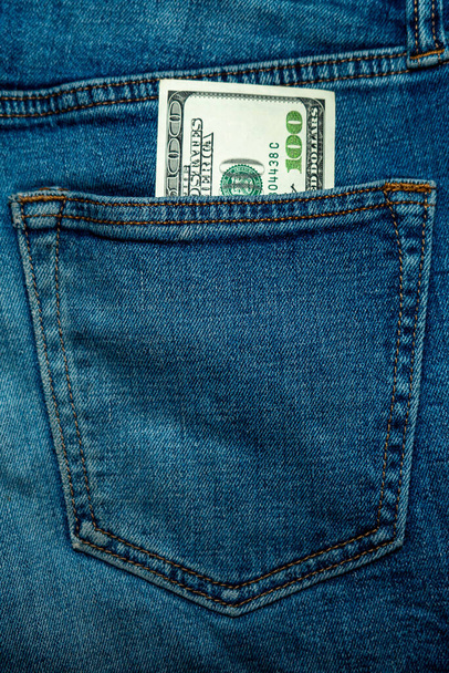 Εκατό δολάρια στην τσέπη τζιν, κάθετη φωτογραφία. - Φωτογραφία, εικόνα